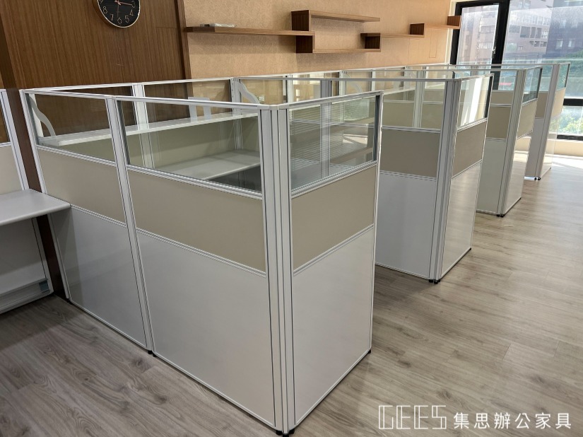 新竹縣竹北市｜台灣愛沃特辦公室規劃完工實景｜132cm高白框OA屏風｜L形4席配置｜白色烤漆＋米黃色波音＋清玻璃｜屏風書架與配線施工