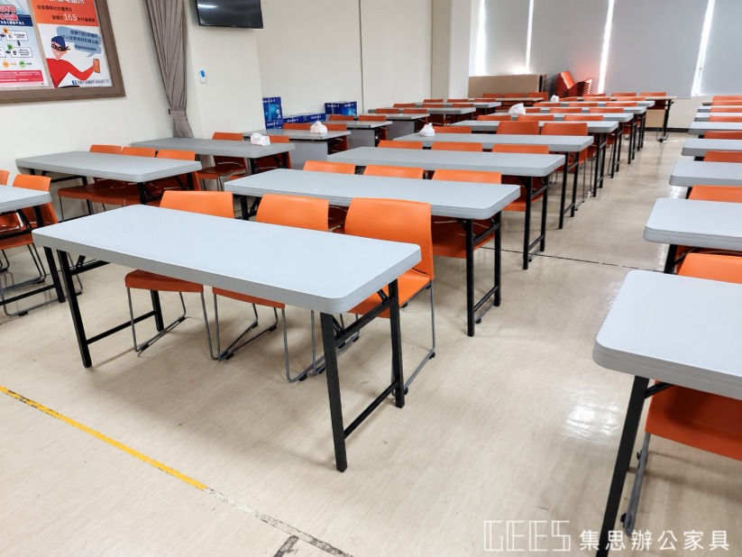 桃園區戶政事務所塑鋼折合桌配置：白色折合桌搭配黑色座椅，分組排列於課程空間