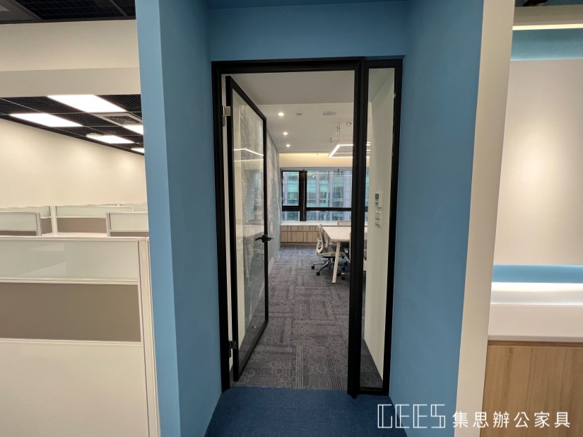 OA高隔間 / 集思辦公家具規劃 黑色OA玻璃隔間