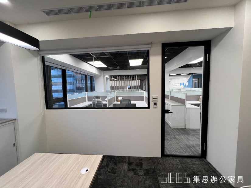OA高隔間 / 集思辦公家具規劃 黑色OA玻璃隔間