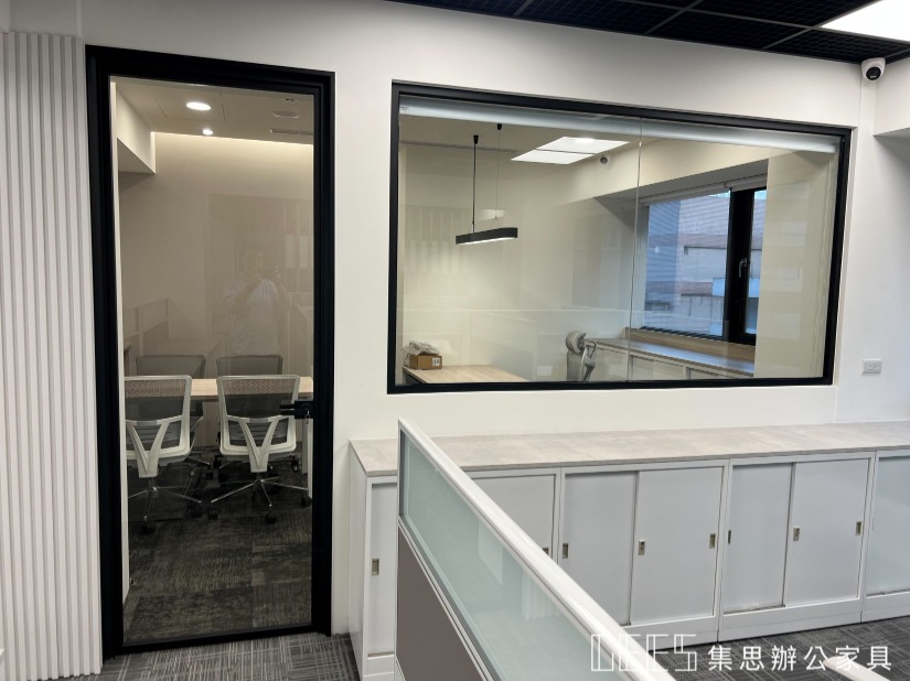 OA高隔間 / 集思辦公家具規劃 黑色OA玻璃隔間