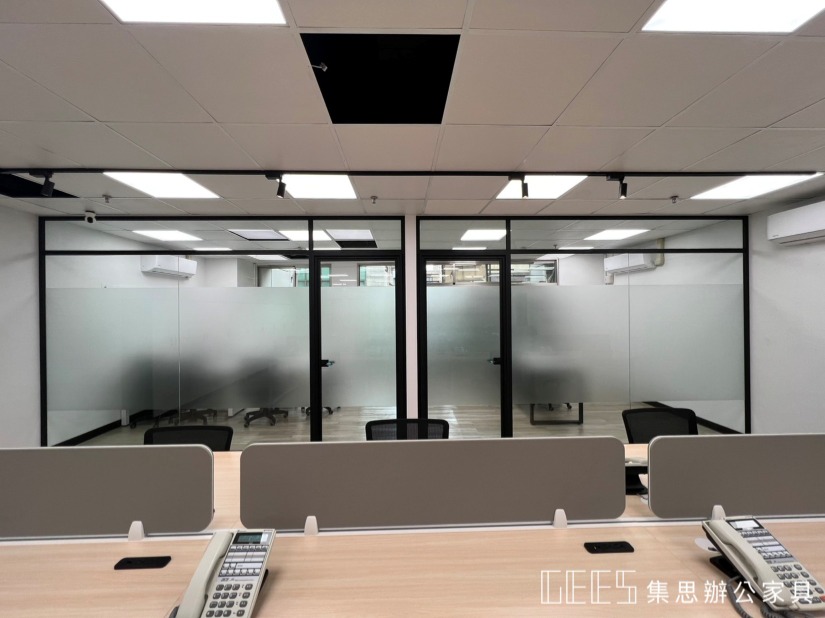 OA高隔間 / 集思辦公家具規劃 黑色OA玻璃隔間