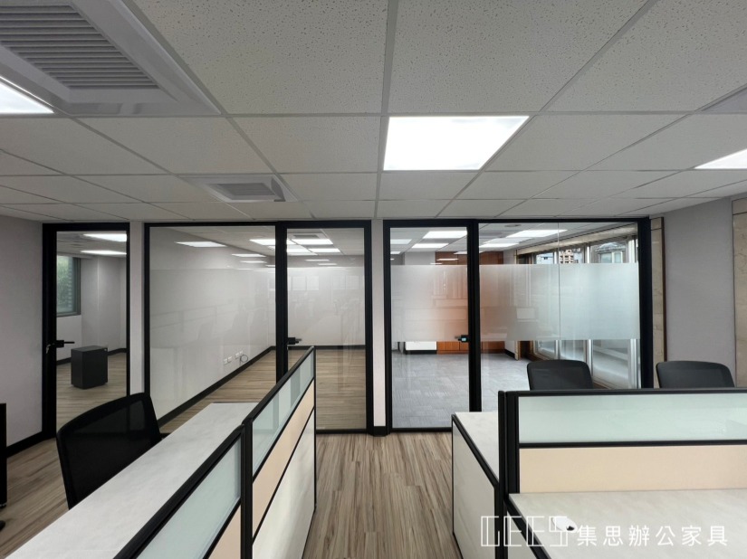 OA高隔間 / 集思辦公家具規劃 黑色OA玻璃隔間