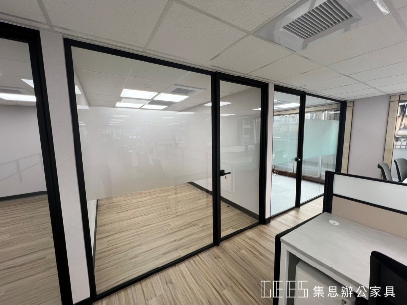 OA高隔間 / 集思辦公家具規劃 黑色OA玻璃隔間