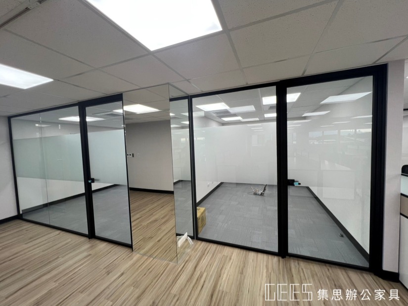 OA高隔間 / 集思辦公家具規劃 黑色OA玻璃隔間