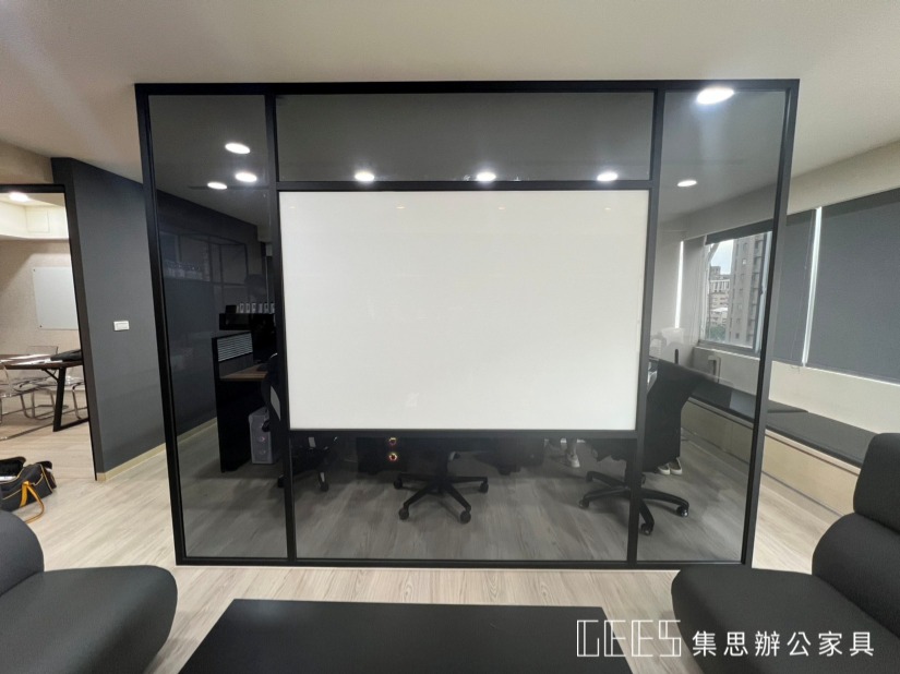 OA高隔間 / 集思辦公家具規劃 黑色OA玻璃隔間