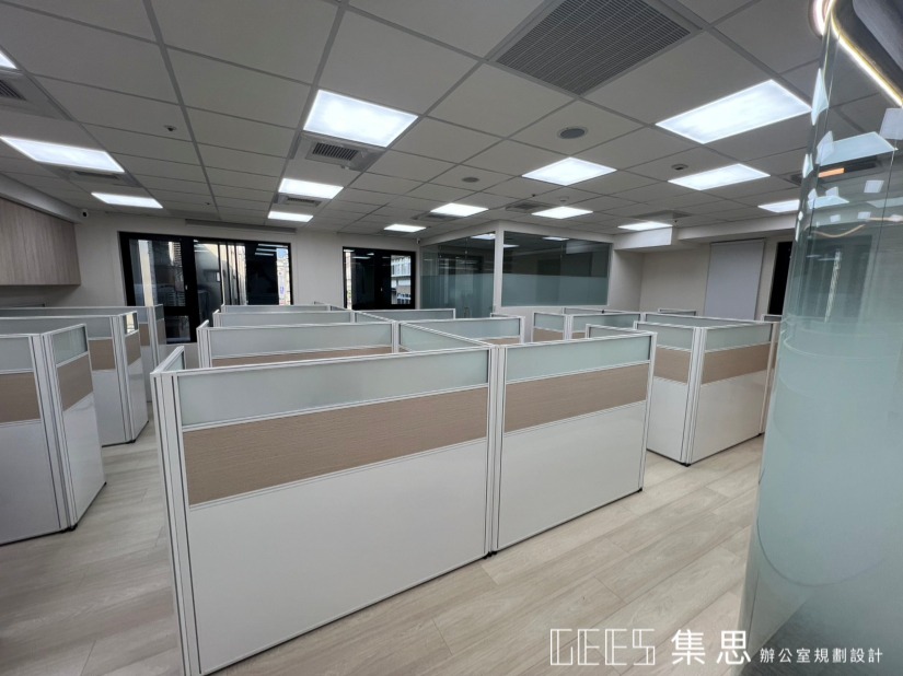 OA屏風案例｜白色框三段式面板、白色烤漆＋木紋波音軟片+20霧面玻璃、木紋L形桌面與桌下書架設計