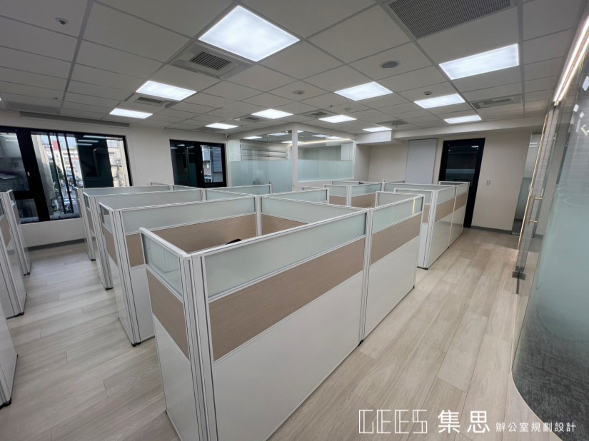 OA屏風案例｜白色框三段式面板、白色烤漆＋木紋波音軟片+20霧面玻璃、木紋L形桌面與桌下書架設計