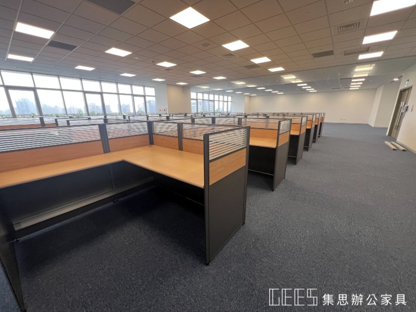 OA屏風案例｜鐵灰框屏風設計、木紋與條紋玻璃搭配、山毛櫸桌板辦公空間